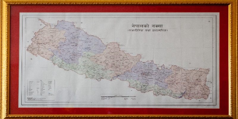 La mappa aggiornata del Nepal con i territori di Limpiyadhura, Lipulekh e Kalapani mostrata dalla ministra nepalese per la gestione del territorio Padma Aryal, il 20 maggio 2020 (Prabin Ranabhat / SOPA Immagini tramite filo ZUMA)