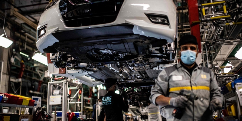 
Operai con la maschera protettiva contro la diffusione del coronavirus alla catena di montaggio che produce sia il veicolo elettrico Renault Zoe che il veicolo ibrido Nissan Micra (Martin BUREAU /ANSA-AFP)