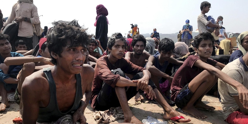 Rifugiati rohingya dopo essere stati salvati a Teknaf in Bangladesh, giovedì 16 aprile 2020 (AP/Suzauddin Rubel)