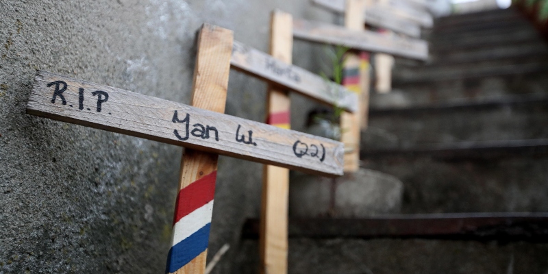 Una piccola croce di legno con il nome della vittima olandese Derk Jan Willem van Helsdingen al memoriale delle vittime della strage della Love Parade a Duisburg, Germania, 04 maggio 2020 (ANSA/EPA/FRIEDEMANN VOGEL)
