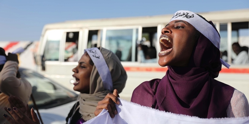 Donne sudanesi protestano contro la violenza di genere e sui bambini nel paese, a Khartum, in Sudan, il 25 novembre 2019 (ANSA-EPA/MARWAN ALI)
