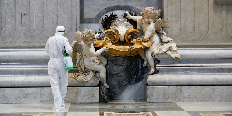 Un lavoratore in equipaggiamento protettivo igienizza l'interno della Basilica di San Pietro, in Vaticano, venerdì 15 maggio 2020 (AP/Andrew Medichini)
