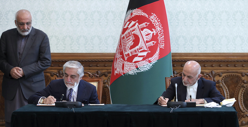 Ashraf Ghani, a destra, e Abdullah Abdullah, durante la firma dell'accordo per la condivisione del potere, a Kabul, il 17 maggio 2020 (Afghan Presidential Palace via AP)