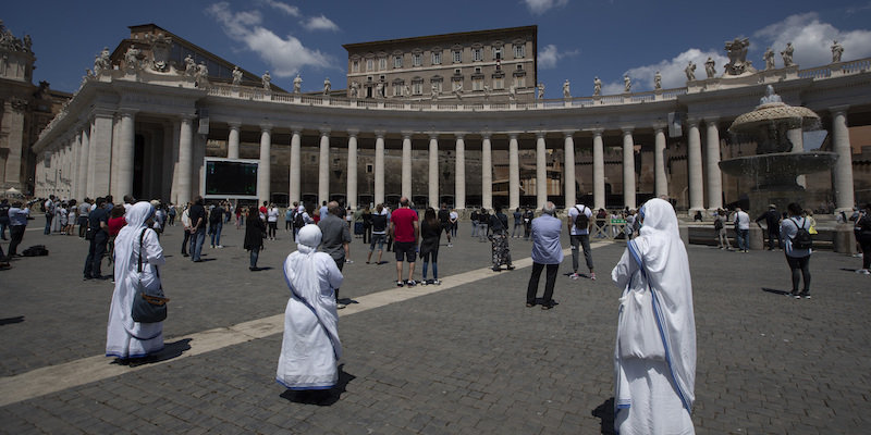 Il 31 maggio 2020 alcune decine di cattolici hanno potuto ascoltare papa Francesco da piazza San Pietro, per la prima volta dal primo marzo (La Presse/AP Photo/Alessandra Tarantino)