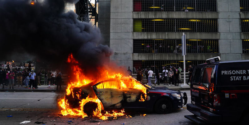 Un'auto incendiata durante una manifestazione ad Atlanta (Elijah Nouvelage/Getty Images)