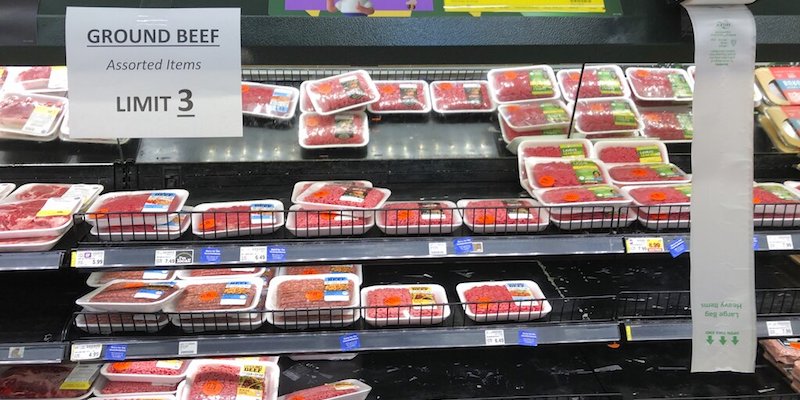 Scaffale della carne di un supermercato della catena Kroger ad Atlanta, negli Stati Uniti, il 5 maggio 2020; i clienti possono acquistare fino a un massimo di tre confezioni di carne di questa sezione per volta (La Presse/AP Photo/Jeff Amy)