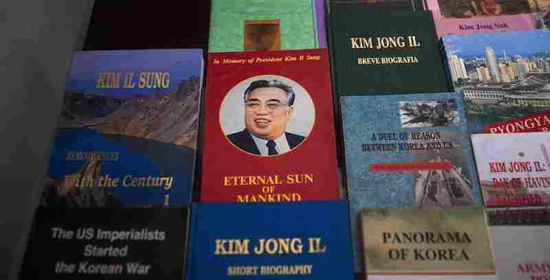 Libri in vendita all'aeroporto di Pyongyang, Corea del Nord, 9 marzo 2011
(AP Photo/David Guttenfelder)
