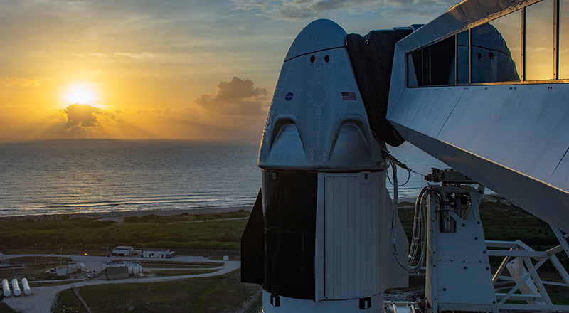La capsula spaziale Crew Dragon, collegata alla rampa di lancio (SpaceX)
