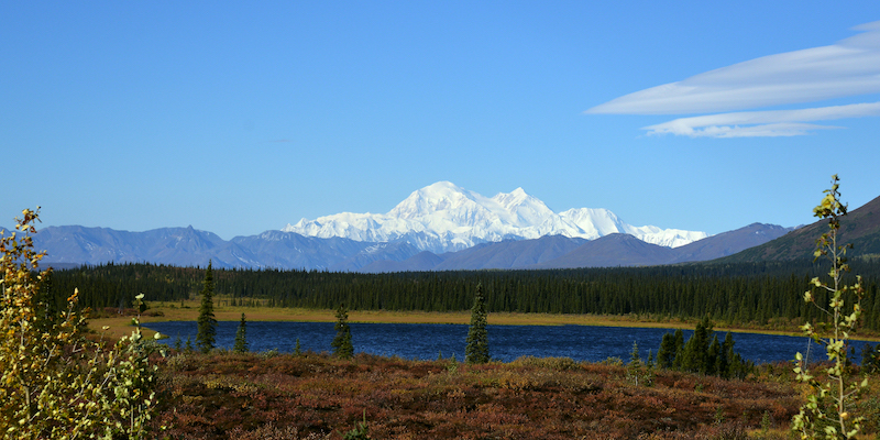 Il monte Denali, in Alaska, il primo settembre 2015; con i suoi 6.190 metri sul livello del mare il Denali è la montagna più alta del Nordamerica (Lance King/Getty Images)