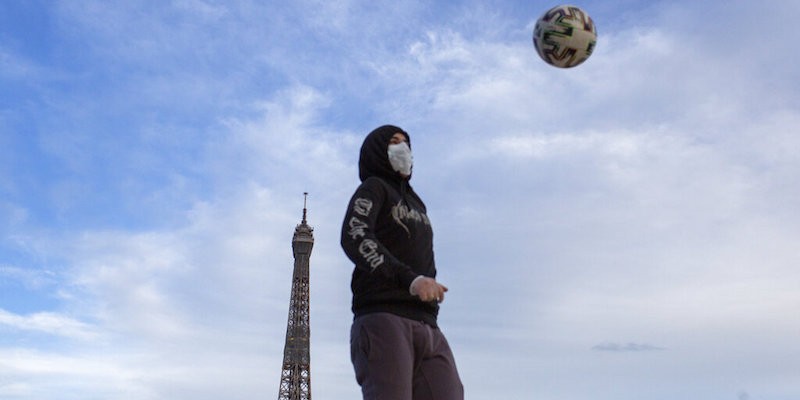 Un ragazzo con la mascherina sulla piazza del Trocadero, a Parigi, il 2 maggio 2020 (La Presse/AP Photo/Rafael Yahgobzadeh)