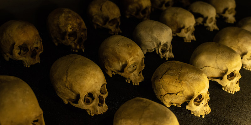 Resti mai reclamati di persone uccise nel genocidio del Ruanda all'interno del Museo del Genocidio di Kigali (Andrew Renneisen/Getty Images)