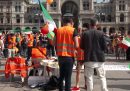 La protesta non distanziata dei "gilet arancioni" a Milano