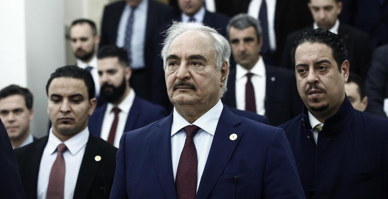 Il maresciallo libico Khalifa Haftar durante una visita ufficiale in Grecia (EPA/YANNIS KOLESIDIS)