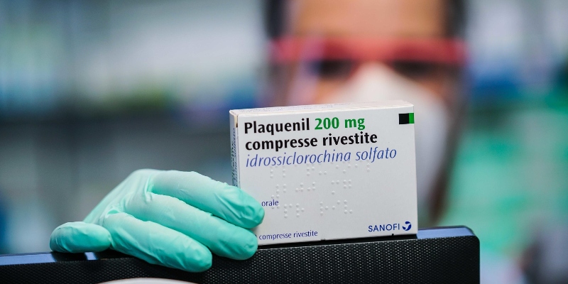 Una farmacista mostra un pacchetto di Paquenil, farmaco a base di idrossiclorochina. Torino, 23 aprile 2020 (ANSA/TINO ROMANO)