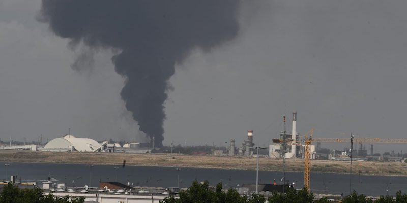 L’incendio allo stabilimento chimico di Porto Marghera è stato spento, l’allarme è cessato