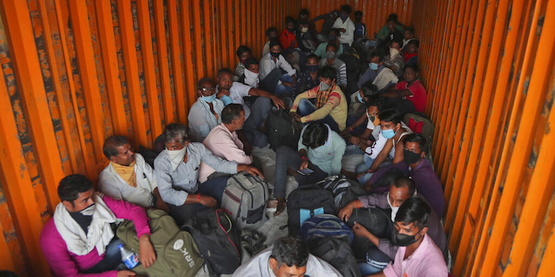 Lavoratori che hanno perso il proprio lavoro a Hyderabad, in India, in un camion per tornare nelle proprie case nelle zone rurali, il 12 maggio 2020 (La Presse/AP Photo/Mahesh Kumar A)