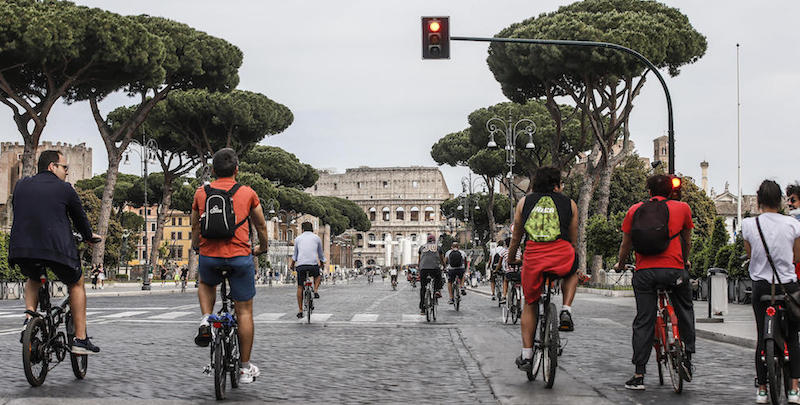 In bici verso il Colosseo, Roma, 9 maggio 2020
(ANSA / FABIO FRUSTACI)