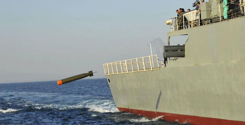La fregata Jamaran durante un'esercitazione nel mare dell'Oman nel 2010 (AP Photo/IIPA, Abolfazl Nesaei, File)