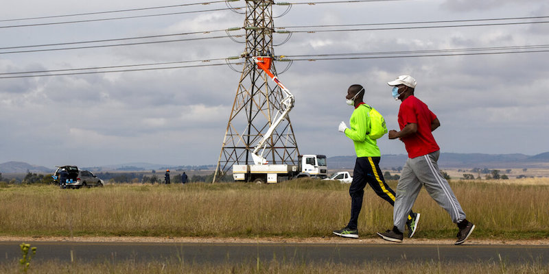 Jogging con la mascherina fuori Johannesburg, in Sudafrica, il 28 aprile 2020 (La Presse/AP Photo/Themba Hadebe)