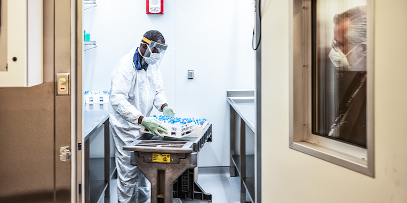 Un ricercatore sposta delle provette contenenti campioni di SARS-CoV-2 in un laboratorio di Brooklyn, il 20 aprile 2020 (Misha Friedman/Getty Images)