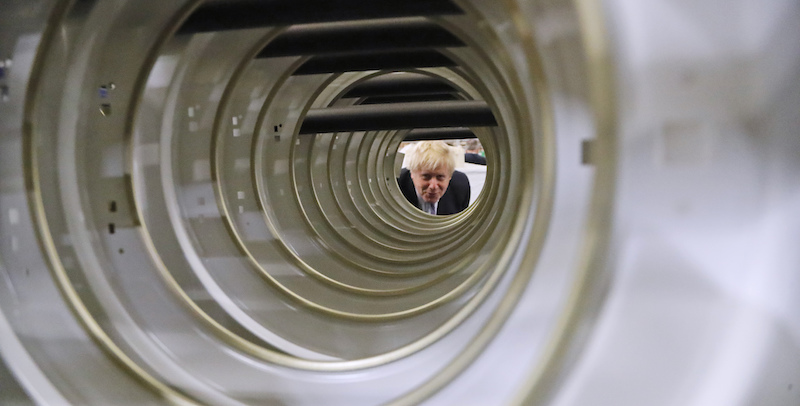 Il primo ministro britannico Boris Johnson spunta dagli oblò delle lavatrici in una fabbrica a Newton Aycliffe, 20 novembre 2019
(AP Photo/Frank Augstein, Pool)