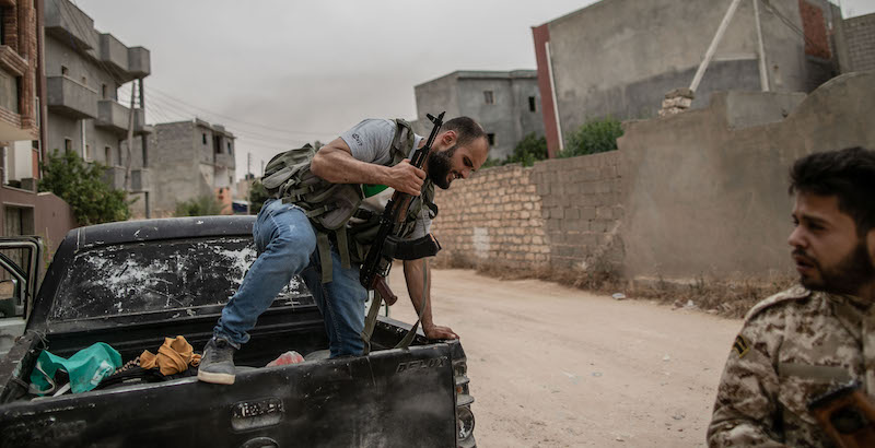 Miliziani fedeli a Serraj a Salah Al Din, fronte di guerra a Tripoli (Amru Salahuddien/Xinhua via ZUMA Wire)