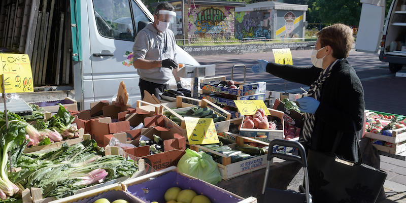 La riapertura del mercato alimentare scoperto di Pioltello, alla periferia di Milano, il 2 maggio 2020 (Ansa/Andrea Canali)