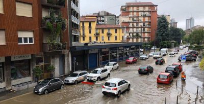 Alcune zone di Milano sono allagate per un forte temporale che ha ...