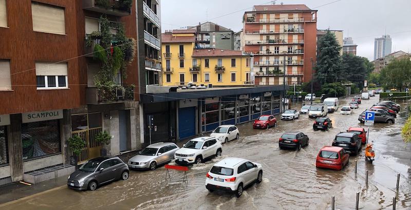 Alcune zone di Milano sono allagate per un forte temporale che ha fatto esondare il fiume Seveso