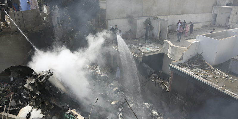 Operazioni di soccorso sul luogo in cui è caduto l'aereo (AP Photo/Fareed Khan)