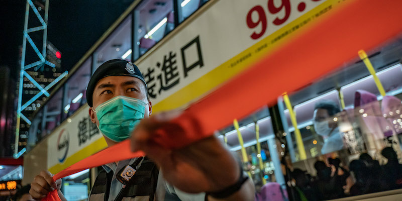 Un poliziotto a Hong Kong, durante una veglia di commemorazione per un manifestante pro-democrazia morto lo scorso anno durante una manifestazione antigovernativa, il 15 maggio 2020 (Anthony Kwan/Getty Images)