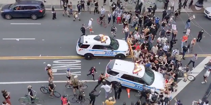 Fermo-immagine di un video condiviso su Twitter in cui si vedono due auto della polizia guidate contro un gruppo di manifestanti a New York, il 30 maggio 2020