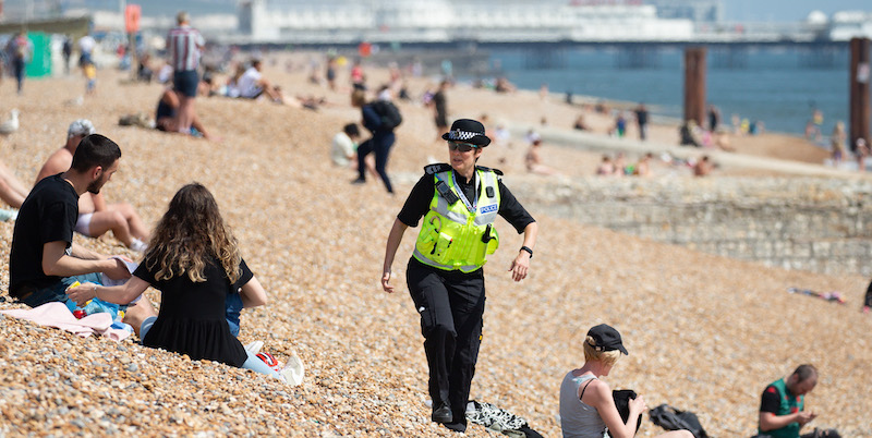 Controlli della polizia sulla spiaggia di Brighton, nel Regno Unito (Luke Dray/Getty Images)