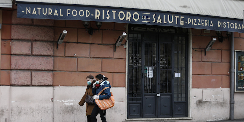 Un ristorante di Roma, chiuso, il 13 marzo 2020 (Cecilia Fabiano/LaPresse)
