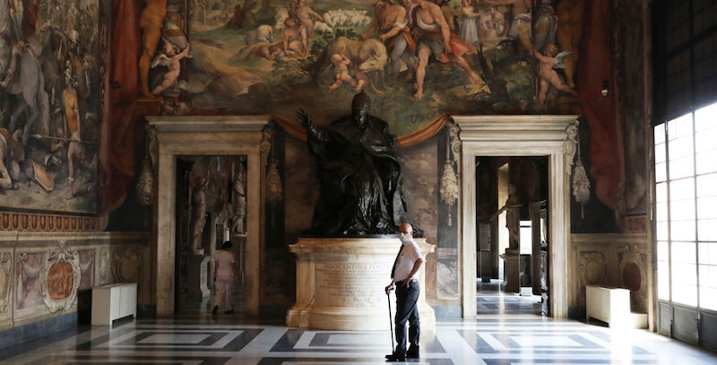 Un impiegato dei musei capitolini di Roma nel primo giorno di riapertura, avvenuto il 19 maggio 2020
(Marco Di Lauro/Getty Images)