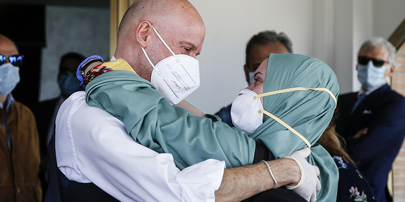 Silvia Romano e suo padre, Ciampino, Roma, 10 maggio 2020
(Ansa/ Chigi Palace Press Office)