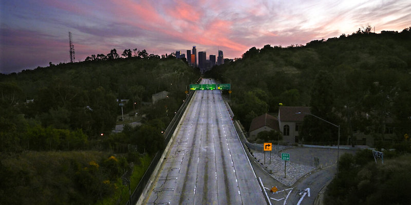 Corsie vuote su una autostrada che porta a Los Angeles, in California, il 26 aprile 2020 (La Presse/AP Photo/Mark J. Terrill)