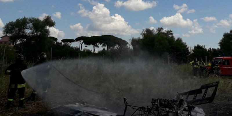 Una fotografia dei vigili del fuoco intenti a spegnere l'incendio di un aereo ultraleggero precipitato a Nettuno, in provincia di Roma, il 31 maggio 2020 (ANSA/VIGILI DEL FUOCO)