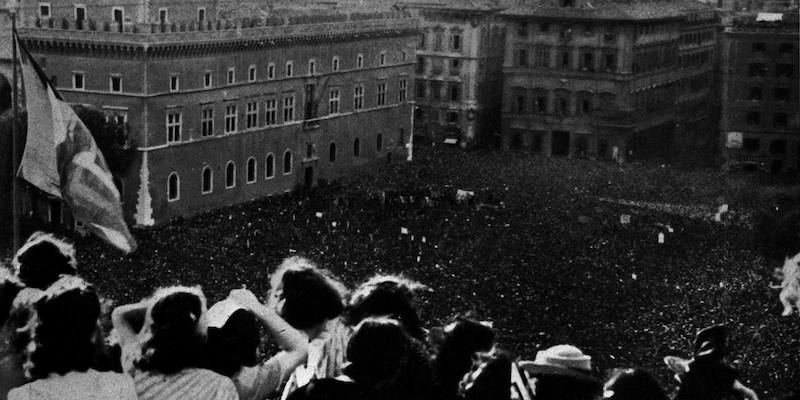 La folla a piazza Venezia, il 10 giugno 1940 (LaPresse/Publifoto)