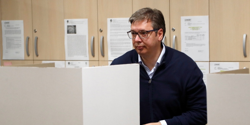 Il presidente serbo Aleksandar Vučić vota a Belgrado, il 21 giugno 2020 (AP Photo/Darko Vojinovic)