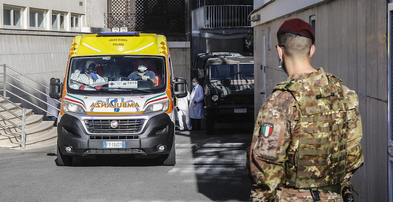 Un'ambulanza esce dall'IRCCS San Raffaele Pisana di Roma. (ANSA/FABIO FRUSTACI)