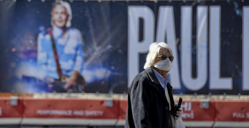 Il manifesto del concerto di Paul McCartney a Napoli. (ANSA / CIRO FUSCO)