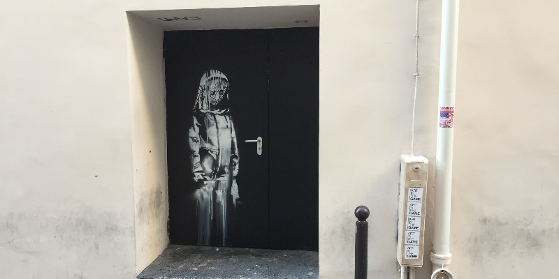 La porta dell'uscita di sicurezza del teatro Bataclan di Parigi, con il murale commemorativo di Banksy, prima che venisse rubata nel gennaio del 2019. (Ansa/Andrea Canali)