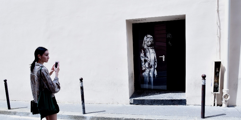 L'opera di Banksy sulla porta dell'uscita di sicurezza del Bataclan prima che venisse rubata, 29 giugno 2018 (Alain Apaydin/ABACAPRESS.COM/ANSA)