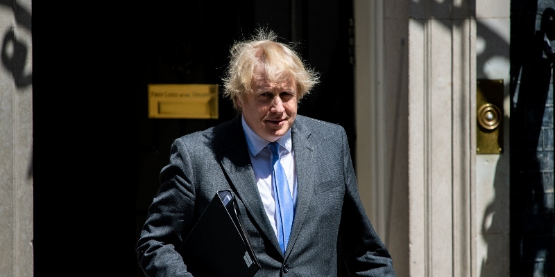 Il primo ministro britannico, Boris Johnson, lascia il numero 10 di Downing Street per raggiungere il Parlamento il 23 giugno 2020 a Londra, Regno Unito (Chris Ratcliffe/Getty Images)
