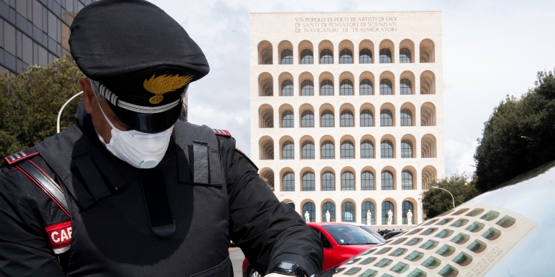 Un militare dei carabinieri nel quartiere romano dell'Eur, il 27 marzo 2020 (ANSA/CLAUDIO PERI)
