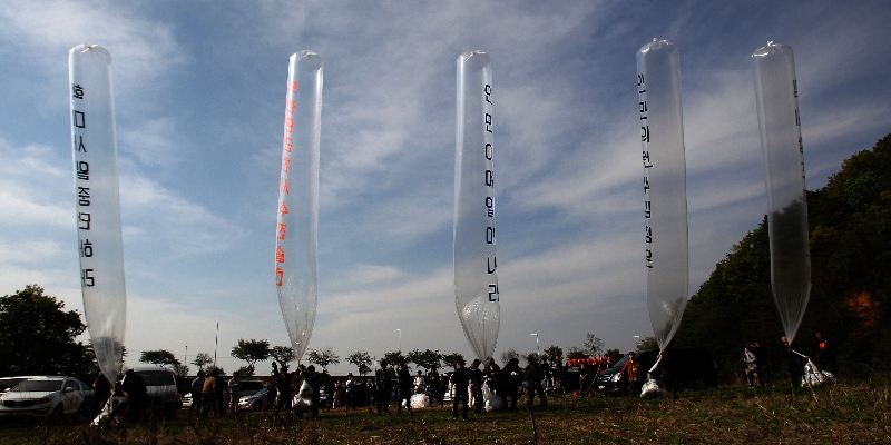 Disertori nordcoreani fuggiti in Corea del Sud si preparano a rilasciare palloncini che trasportano volantini di propaganda che denunciano i test nucleari della Corea del Nord, vicino alla Zona Demilitarizzata (DMZ) il 29 aprile 2016 a Paju, in Corea del Sud (Chung Sung-Jun/Getty Images)