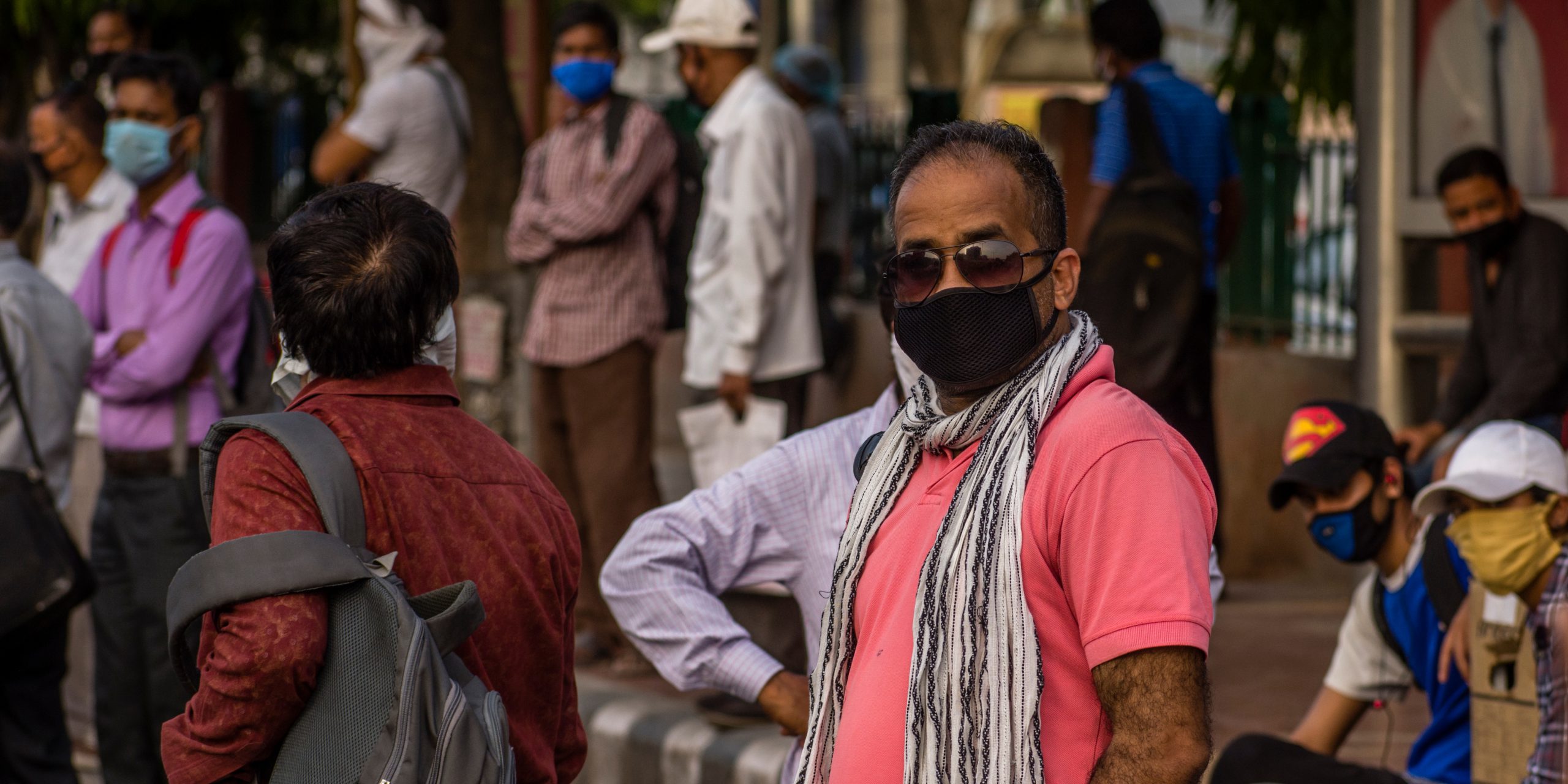Pendolari aspettano i mezzi pubblici a Delhi, in India. Nel paese ieri in sole 24 ore sono stati accertati più i 8mila casi di contagio (Yawar Nazir/Getty Images)