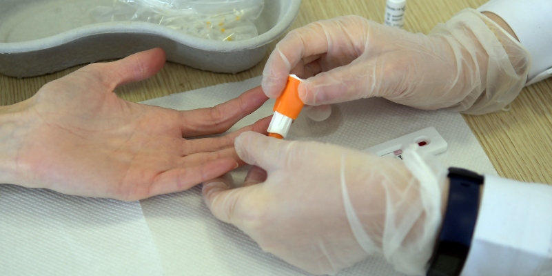 Un'infermiera raccoglie campioni di sangue per un test sierologico su un residente del comune di Carpiano, in provincia di Milano, il 9 giugno 2020 (Ansa/Andrea Canali)
