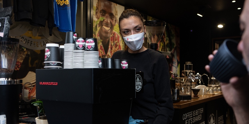 Una barista con mascherina protettiva in un bar di Bergamo, il 18 giugno 2020 (Emanuele Cremaschi/Getty Images)
